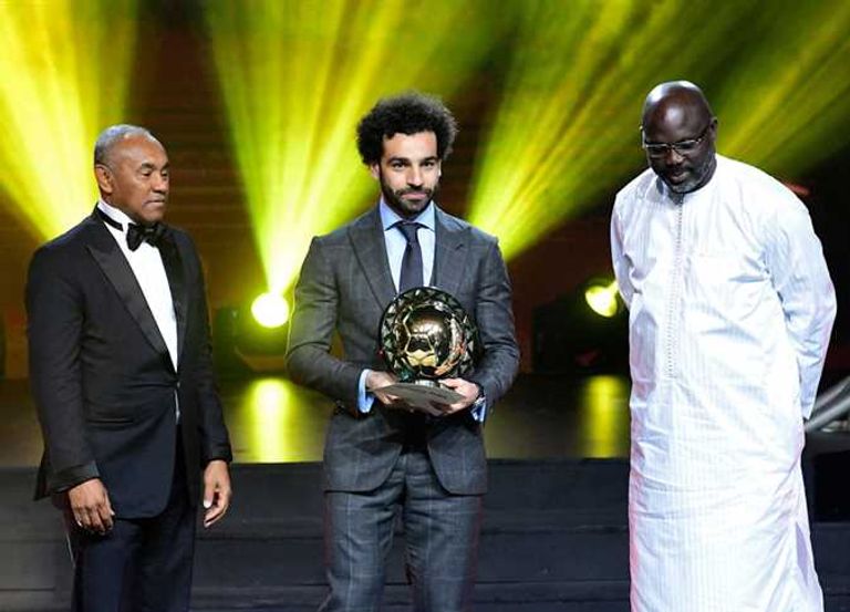 محمد صلاح لاعب ليفربول الإنجليزي يحمل جائزة أفضل لاعب في قارة إفريقيا محمد صلاح يحمل الحذاء الذهبي