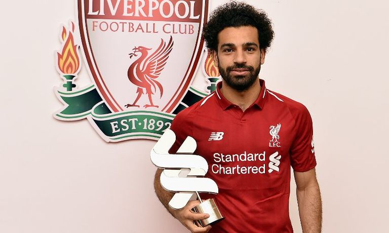 محمد صلاح يحمل الحذاء الذهبي