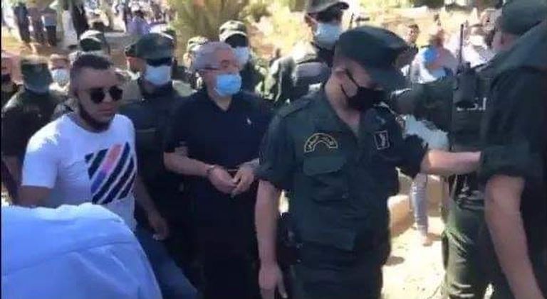 رئيس الوزراء الجزائري الأسبق أحمد أويحيى في جنازة شقيقه مكبل اليدين رئيس الوزراء الجزائري الأسبق أحمد أويحيى في جنازة شقيقه مكبل اليدين