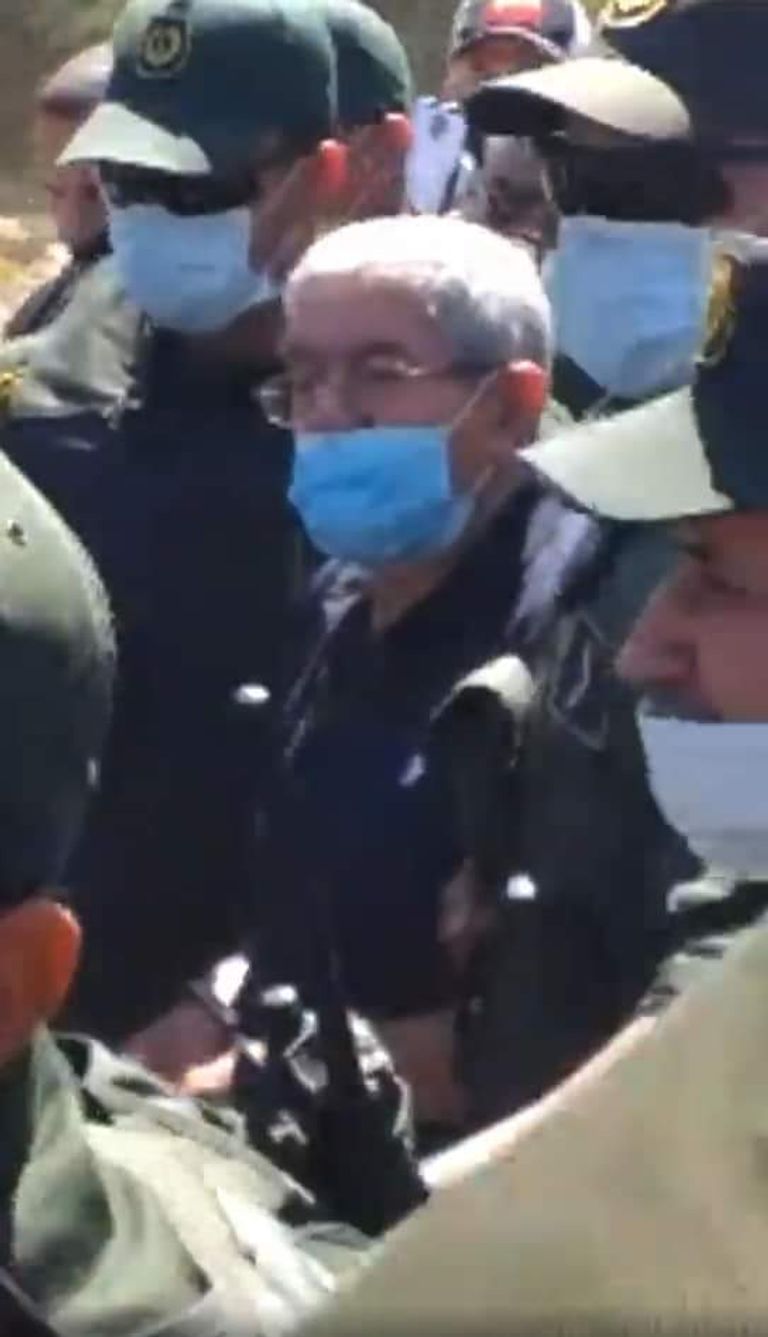 رئيس الوزراء الجزائري الأسبق أحمد أويحيى في جنازة شقيقه مكبل اليدين رئيس الوزراء الجزائري الأسبق أحمد أويحيى في جنازة شقيقه مكبل اليدين