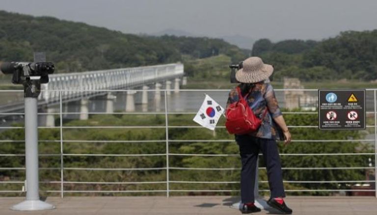 امرأة جنوبية تقف على الحدود بين الكوريتين - أرشيفية