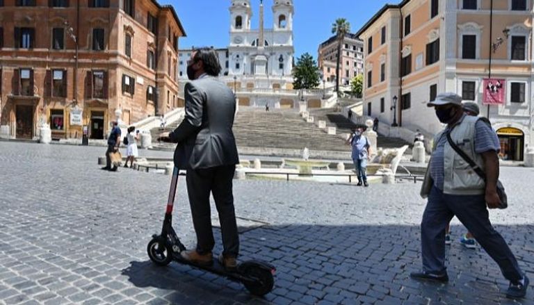 دراجات سكوتر الكهربائية تنتشر في شوارع روما
