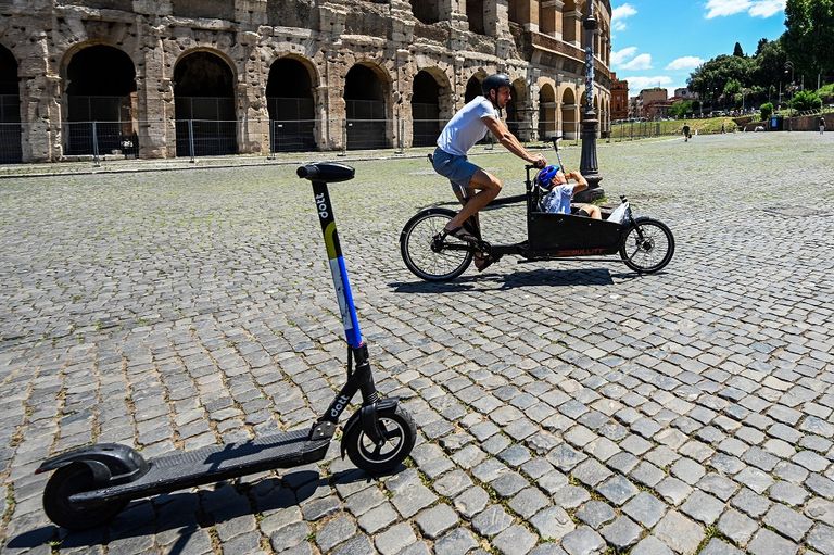 دراجات سكوتر الكهربائية تنتشر في شوارع روما