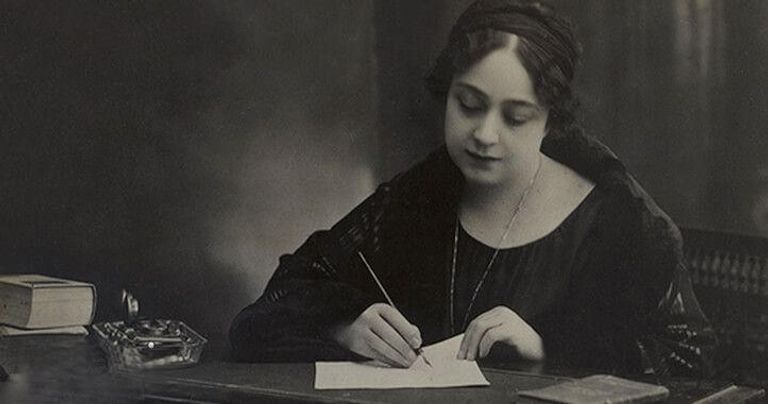 هدى شعراوي، رائدة النهضة النسائية، والمناهضة للاستعمار البريطاني في مصر.