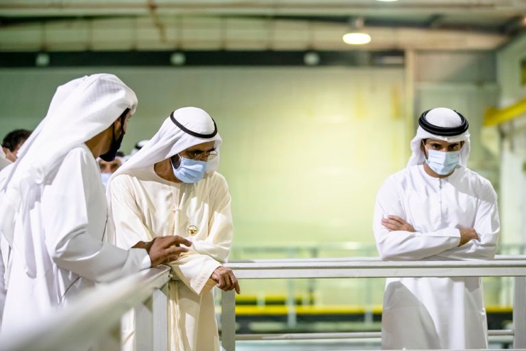 الشيخ محمد بن راشد آل مكتوم خلال زيارته لمزرعة