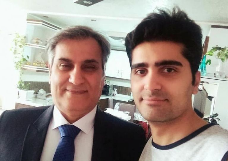 بختياري ممسكا بالعلم الملكي لإيران قبل عام 1979 - أرشيفية