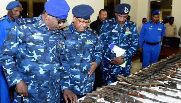 قادة الشرطة السودانية يتفقدون جانبا من أسلحة مضبوطة  سابقا- أرشيفية