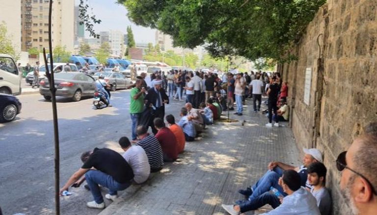 نشطاء لبنانيون يعتصمون أمام المحكمة العسكرية احتجاجا على محاكمة كيندا