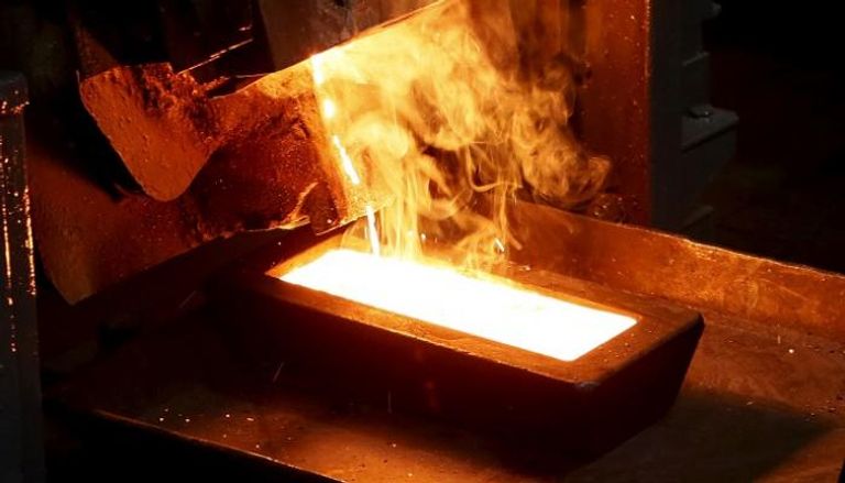 صهر سبيكة من الذهب الخالص في مصنع روسي -رويترز