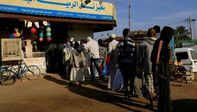 سودانيون يصطفون لشراء الخبز -رويترز