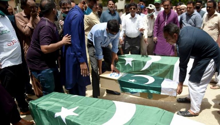 نعوش ملفوفة بالأعلام الباكستانية لضحايا تحطم الطائرة