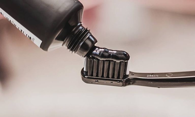 معجون أسنان الفحم