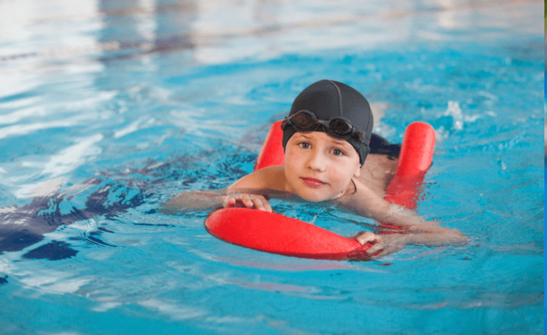 وجود ماء في أذن الطفل يؤدي إلى الإصابة بالتهاب القناة السمعية