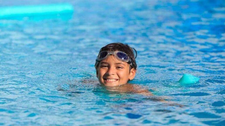 وجود ماء في أذن الطفل يؤدي إلى الإصابة بالتهاب القناة السمعية