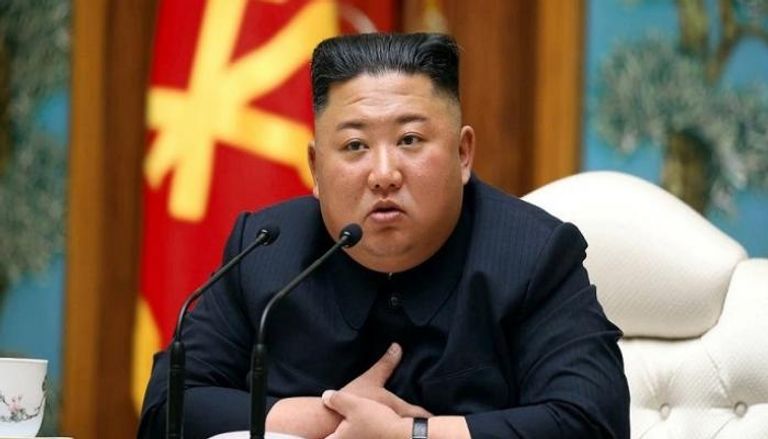 زعيم كوريا الشمالية كيم جونج أون خلال اجتماع سابق