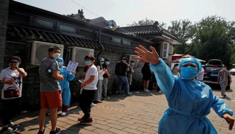 بكين تجري اختبارات لأفراد توصيل الطعام والطرود