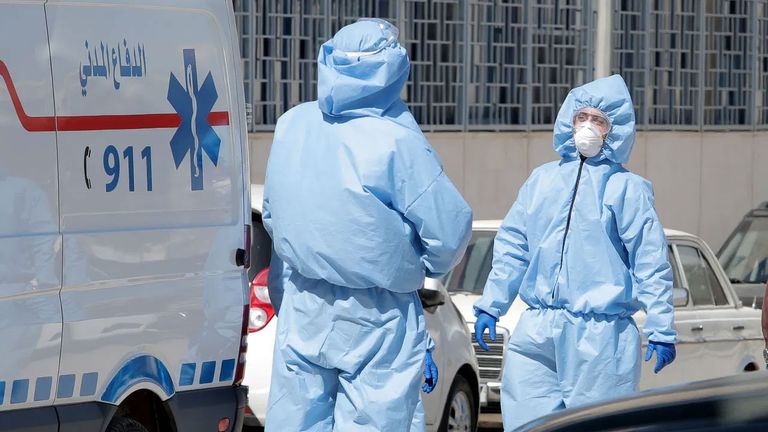 شباب يرتدون كمامات للوقاية من فيروس كورونا في السعودية