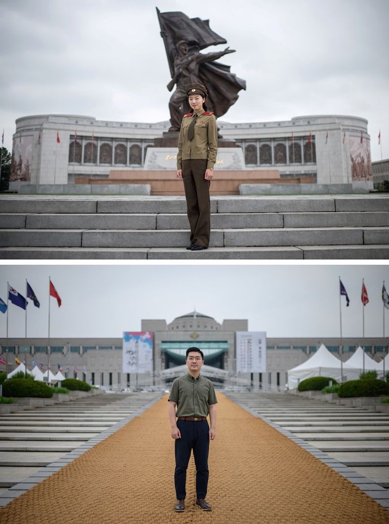 رجل يقف أمام متحف الحرب في كوريا الشمالية