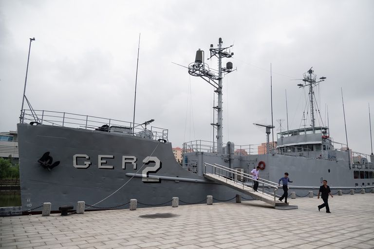 رجل يقف أمام متحف الحرب في كوريا الشمالية