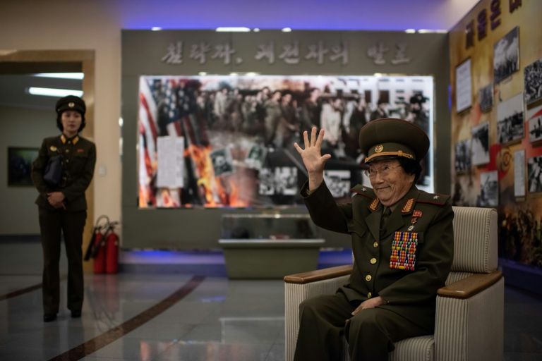 رجل يقف أمام متحف الحرب في كوريا الشمالية