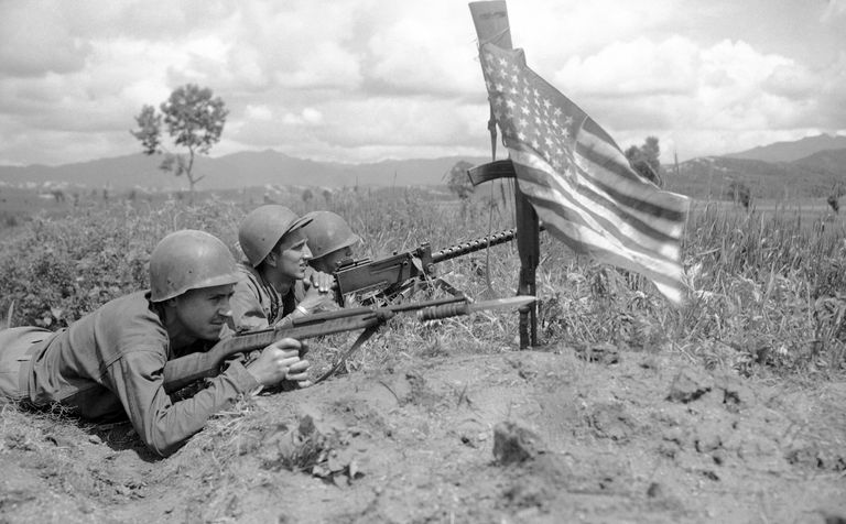 رجل يقف أمام متحف الحرب في كوريا الشمالية