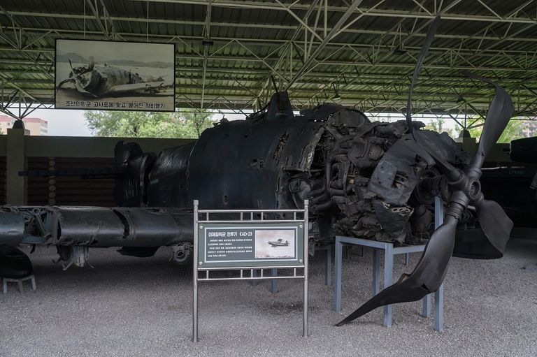 رجل يقف أمام متحف الحرب في كوريا الشمالية