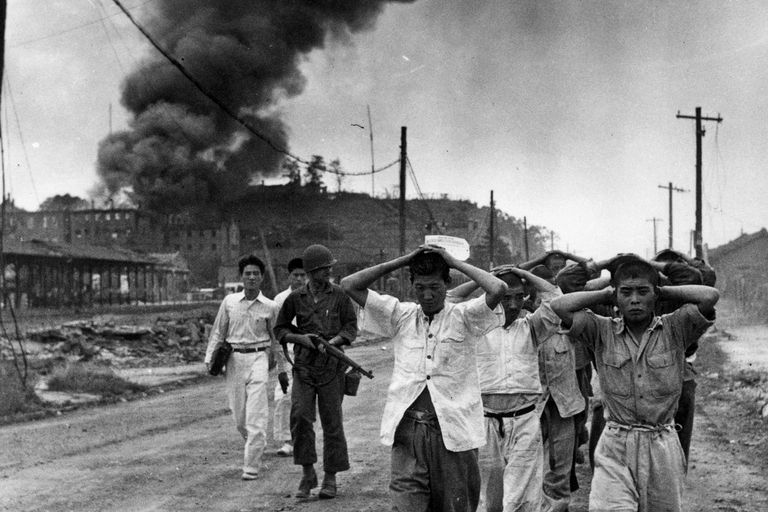 رجل يقف أمام متحف الحرب في كوريا الشمالية