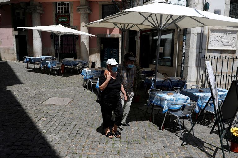 شباب يرتدون كمامات للوقاية من فيروس كورونا في السعودية