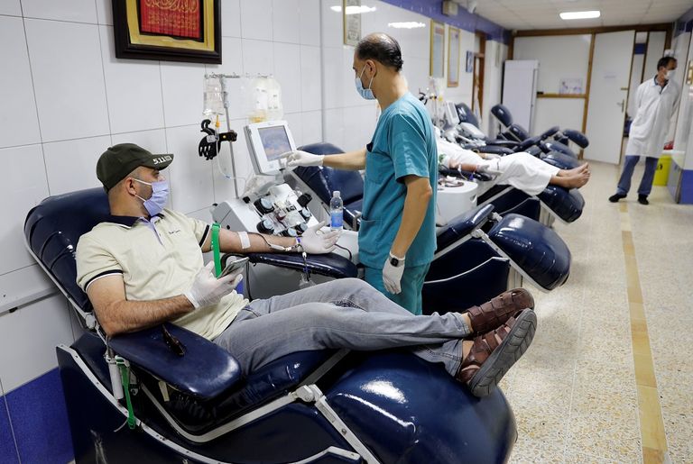 شباب يرتدون كمامات للوقاية من فيروس كورونا في السعودية