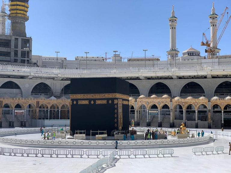 أعمال تنظيف وتعقيم ثوب وسطح الكعبة المشرفة