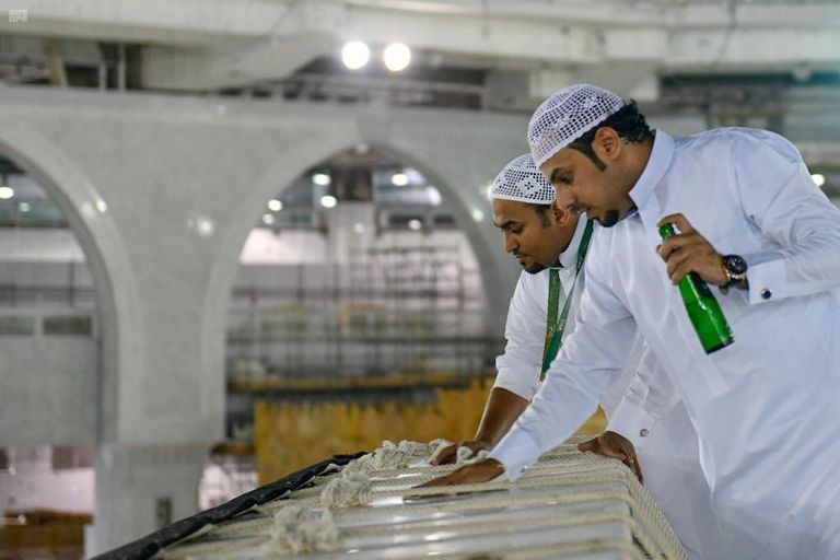 أعمال تنظيف وتعقيم ثوب وسطح الكعبة المشرفة