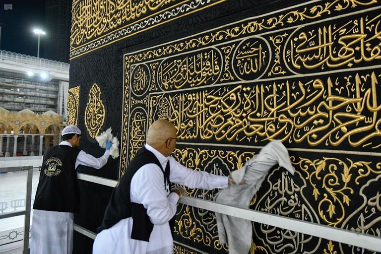 أعمال تنظيف وتعقيم ثوب وسطح الكعبة المشرفة