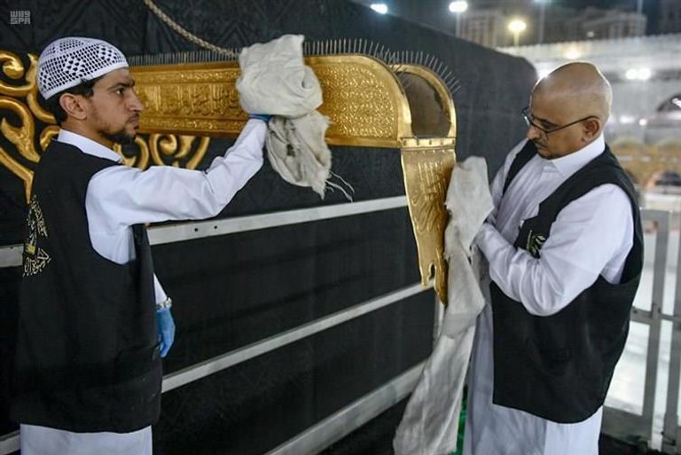 أعمال تنظيف وتعقيم ثوب وسطح الكعبة المشرفة
