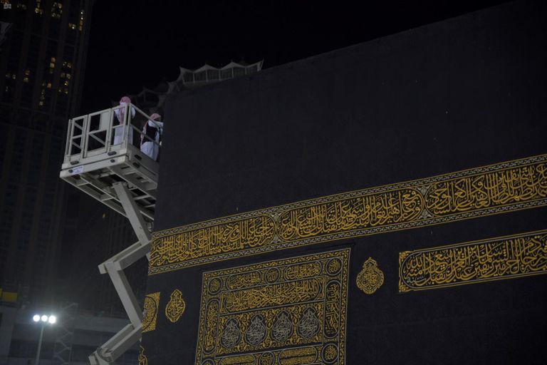 أعمال تنظيف وتعقيم ثوب وسطح الكعبة المشرفة