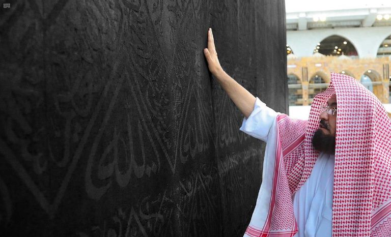 أعمال تنظيف وتعقيم ثوب وسطح الكعبة المشرفة