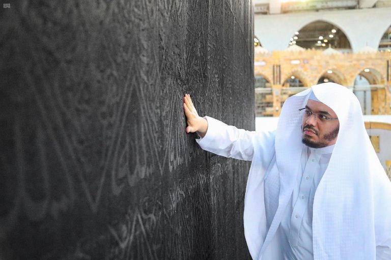 أعمال تنظيف وتعقيم ثوب وسطح الكعبة المشرفة