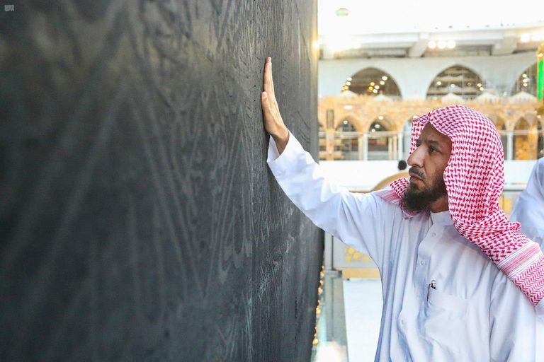 أعمال تنظيف وتعقيم ثوب وسطح الكعبة المشرفة