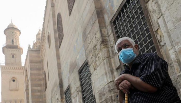 رجل يرتدي كمامة للوقاية من فيروس كورونا في القاهرة