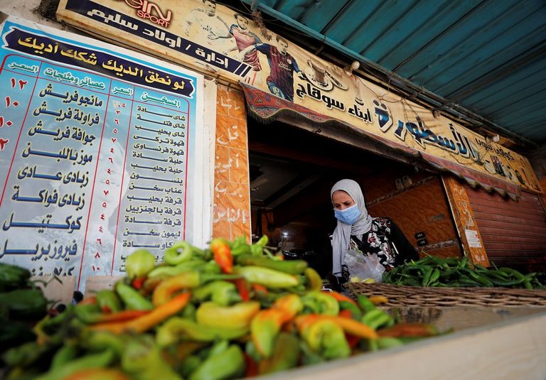 رجل يرتدي كمامة للوقاية من فيروس كورونا في القاهرة