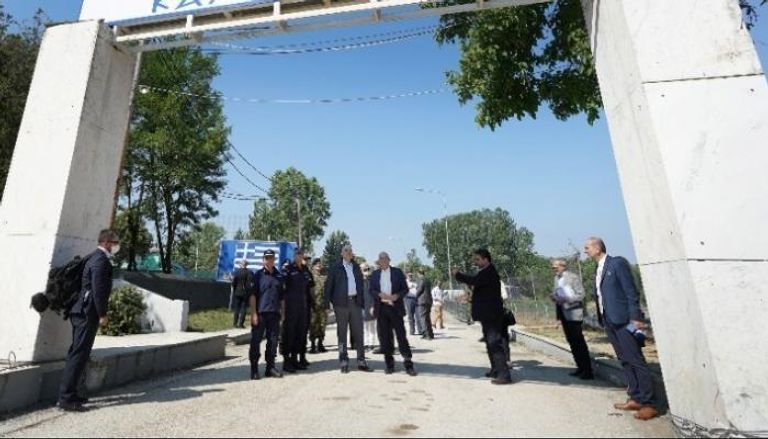 جوزيف بوريل ووزير خارجية اليونان خلال زيارة الحدود التركية اليونانية