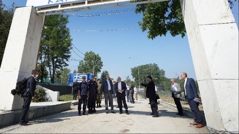 جوزيف بوريل ووزير خارجية اليونان خلال زيارة الحدود التركية اليونانية