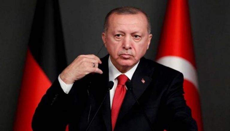 الرئيس التركي رجب طيب أردوغان يبطش بالصحفيين