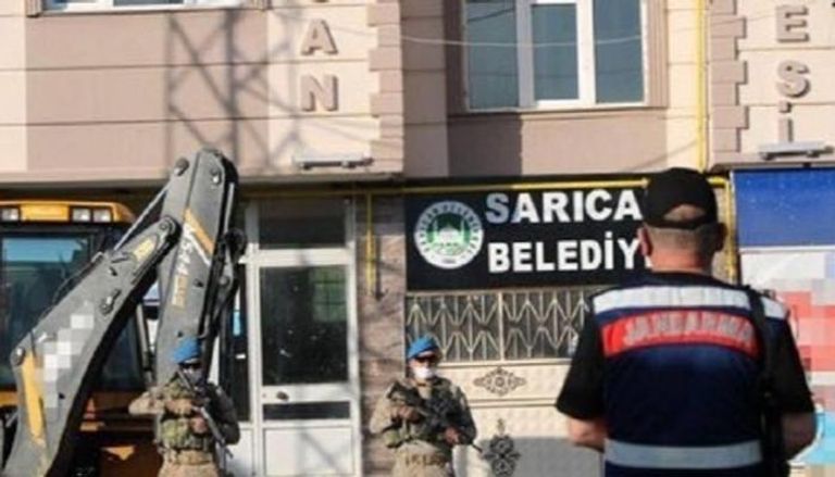 عناصر من الأمن التركي خلال القبض على رئيس البلدية