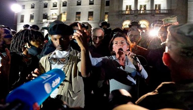 حاكمة رود آيلاند جينا ريموندو تتحدث إلى المتظاهرين