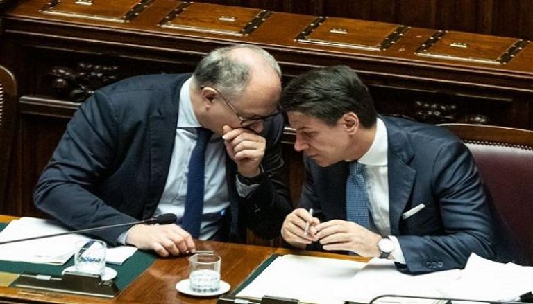 وزير الاقتصاد الإيطالي يتحدث إلى رئيس الوزراء - أرشيفية