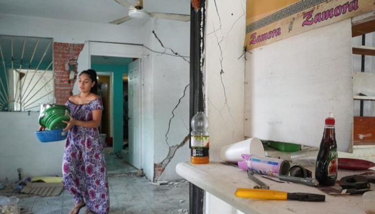 منزل مكسيكي تصدعت جدرانه جراء الزلزال