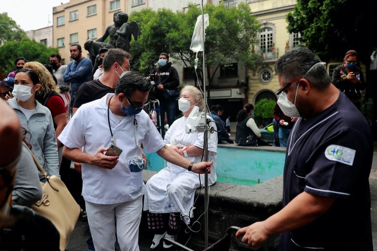 منزل مكسيكي تصدعت جدرانه جراء الزلزال