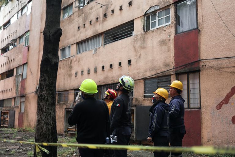 منزل مكسيكي تصدعت جدرانه جراء الزلزال