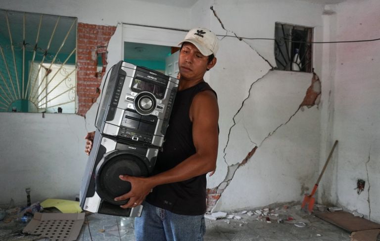 منزل مكسيكي تصدعت جدرانه جراء الزلزال