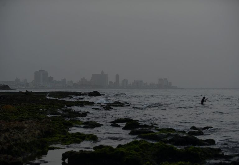 سحابة كثيفة من صحراء غرب أفريقيا تلف هافانا 
